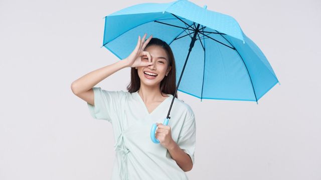 mujer feliz con paraguas